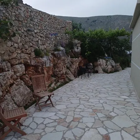 Zoe Villa Qeparo